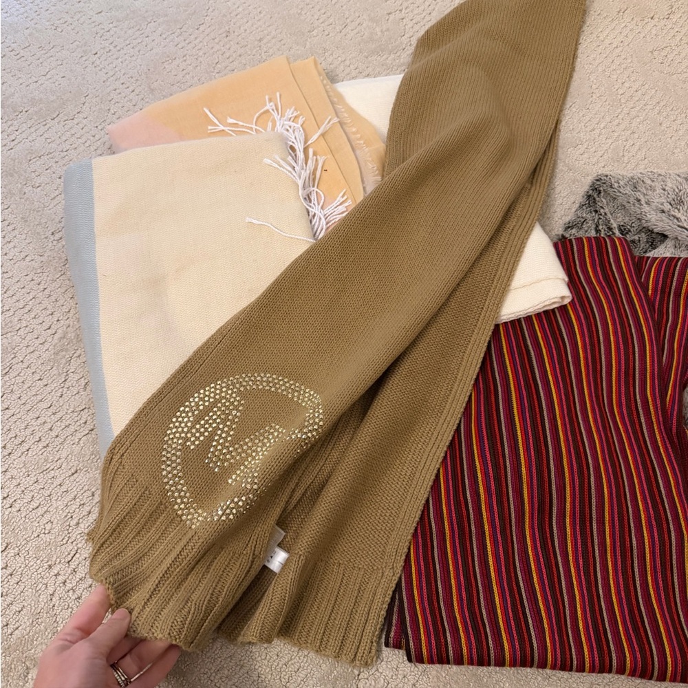 Bundle of 6 women’s blanket scarfs/infinity scarfs *like new - Picture 3 of 11